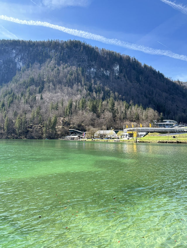 「德國著名景點國王湖，堆積着雪的阿爾卑斯山的山脈！眼前景色十分迷人！」