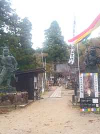 A temple greeted by a thousand-handed Kannon with the scent of sandalwood