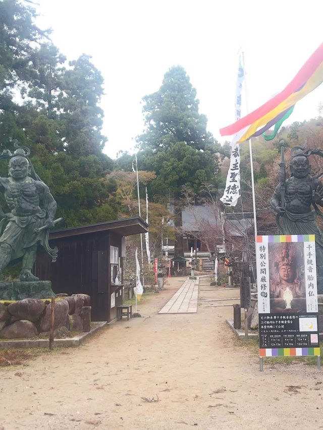 A temple greeted by a thousand-handed Kannon with the scent of sandalwood