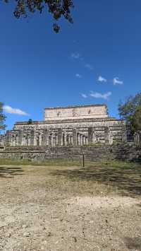 🌅 Early morning at Chichén Itzá – A Wonder of the World in Silence 🏛️✨