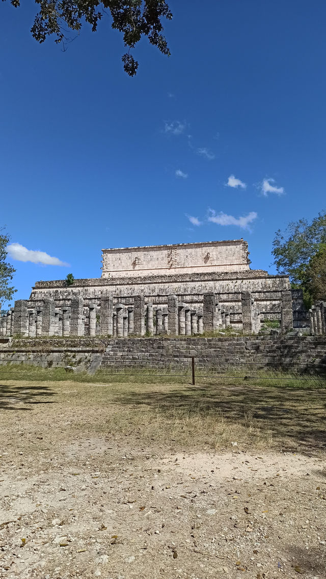 🌅 Early morning at Chichén Itzá – A Wonder of the World in Silence 🏛️✨