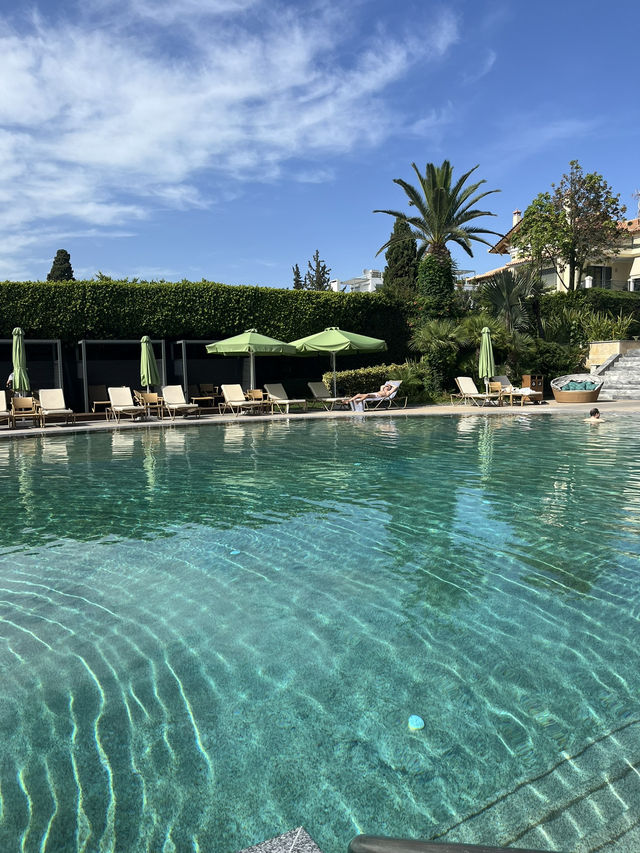 🌊☀️ #VouliagmeniVibes – A Hidden Gem Just Outside Athens 🇬🇷🍴