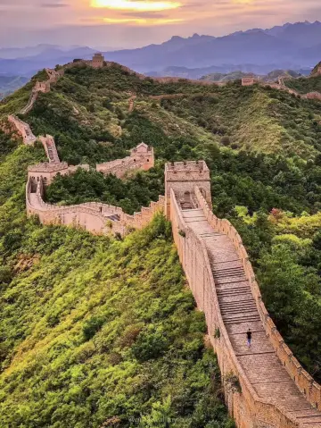 🍁 Great Wall of China – Mountains Painted in Gold 