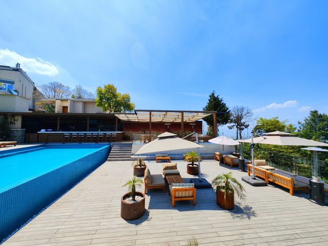 Nepal's top luxury resort, stunning scenery.