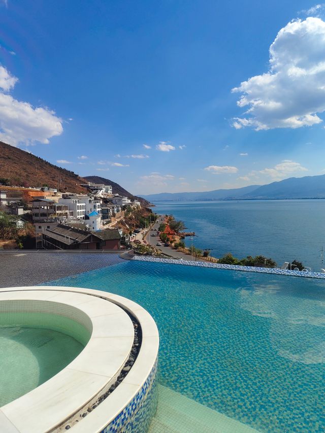 The Erhai Lake with the same color as the sky and sea.