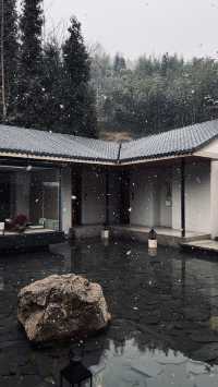 彭州下雪啦感受暴雨下的耳隐