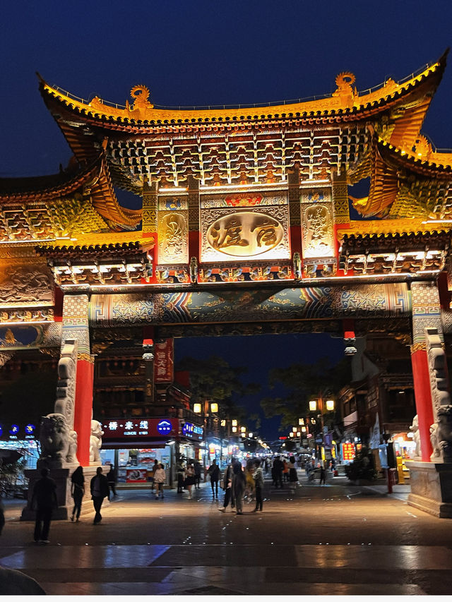 出來旅遊當然要逛逛當地夜市｜雲南官渡古鎮