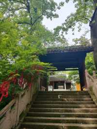 靈峰寺，位於浙江省安吉縣白水灣鄉靈峰山（古稱北天目山），始建於五代梁開平元年（九○七），號「靈峰院」