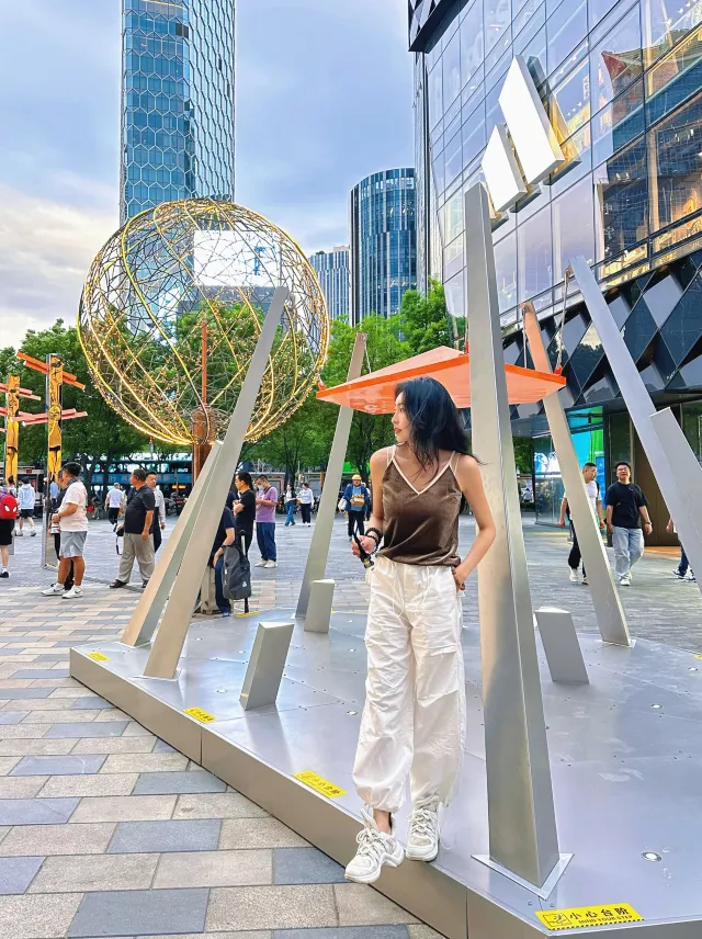 Sanlitun Taikoo Li is a cool spot for photo shoots and modern parties