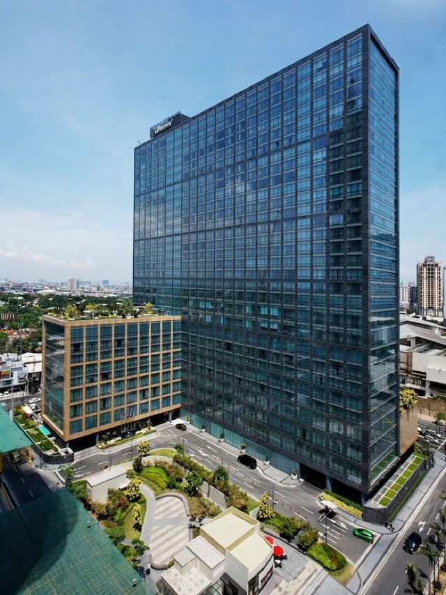 🌟 Luxe Escapes: Makati's Raffles Haven 🏨✨