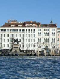 🌟 Venice Views & Luxe Stays 🛎️✨