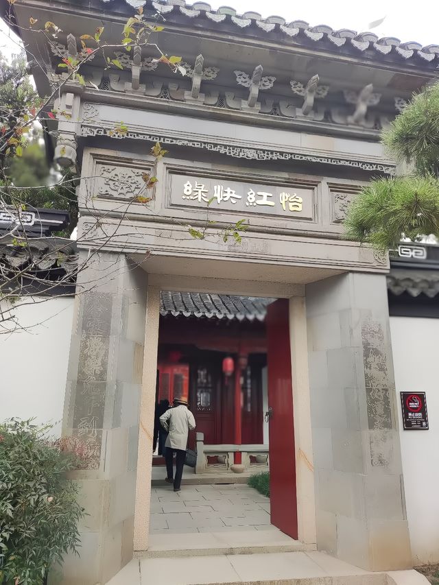 青浦大觀園係一座大型仿古園林建築，位於青商公路701號，坐落於淀山湖兩側，距離上海市中心六十五公里。