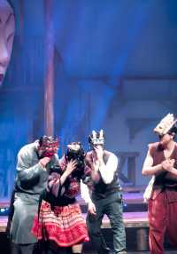 舞台上也有西部大戲了。