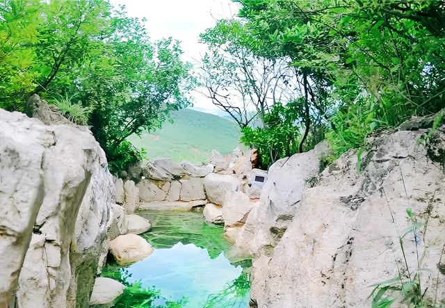 崖壁上的溫泉~