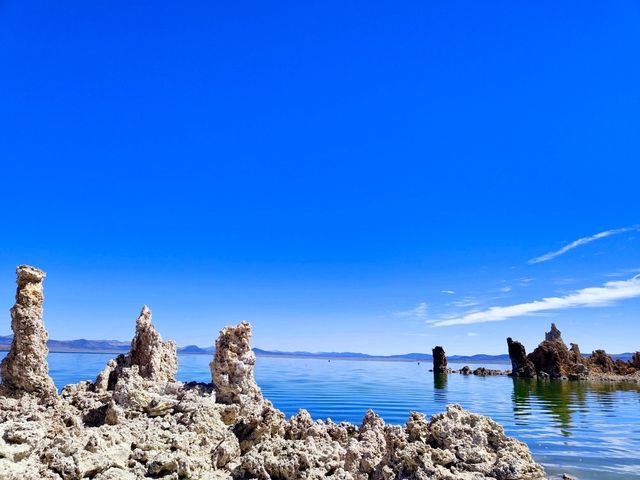 Discover the Wonder of Mono Lake 🌅🇺🇸
