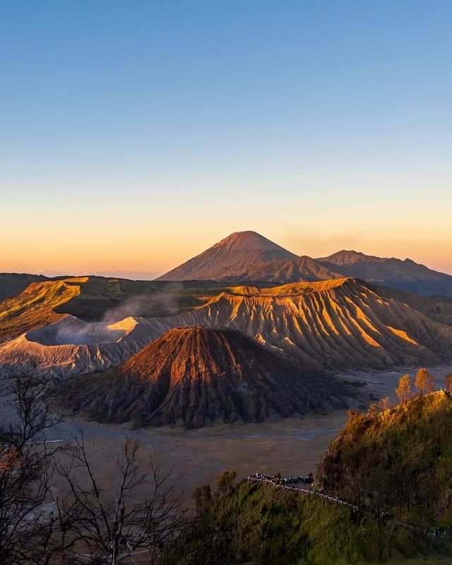布羅莫火山——東爪哇的地獄之門，震撼人心的奇景