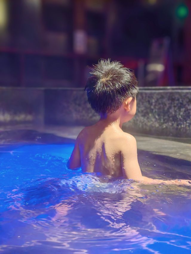 我竟然在紫清湖和鱷魚一起浸溫泉了