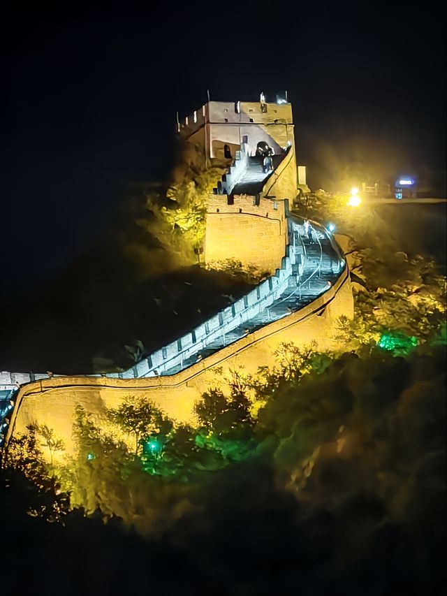 夜遊八達嶺：燈光下的長城奇幻畫卷