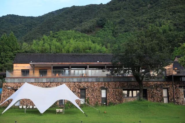 你哋住過咁樣嘅酒店未？群山環繞，視野開闊，十里芳菲香積嶺村落