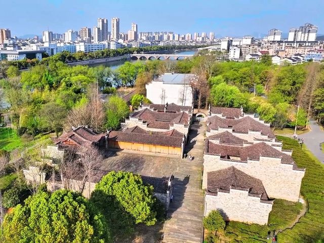 上饒玉山縣七里街公園：夏日裡嘅千年風情畫卷   在江西上饒嘅玉山縣，有一處宛如時光寶藏嘅地方——七