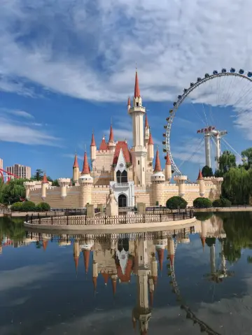 350,000㎡ of light and shadow wonderland, watch the sea of lights from the roller coaster, stroll the night market under the Ferris wheel!