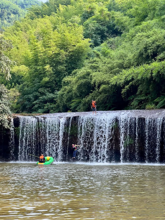 這是一份非常詳細的赤水丹霞大瀑布旅遊攻略，希望能助您暢遊這座「長江丹霞第一瀑」！