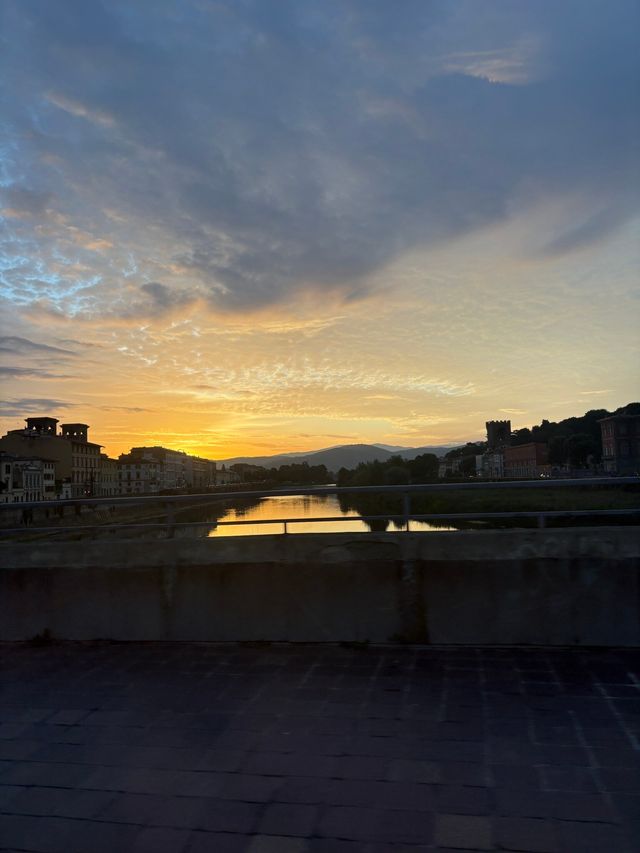 Ideal Riverside Apartment with Rooftop Access