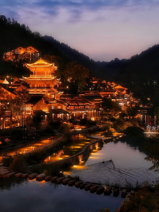 遵義江搖古寨千重畫，燈起星橋不夜天