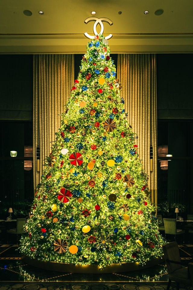 魔都外灘半島酒店超大聖誕樹已就位 魔都外灘半島酒店超大聖誕樹已就位