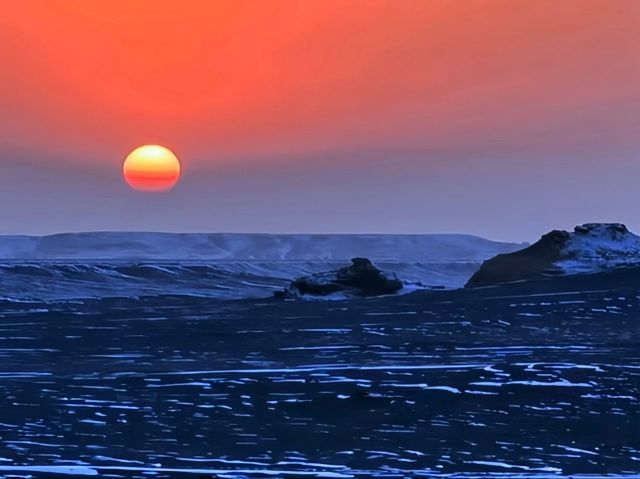 雅丹徒步撿「戈壁寶藏」，雲景酒店成了臨時藏寶閣！