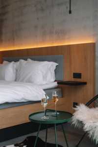 冰島黃金圈自駕，在熔岩荒野泡溫泉看極光