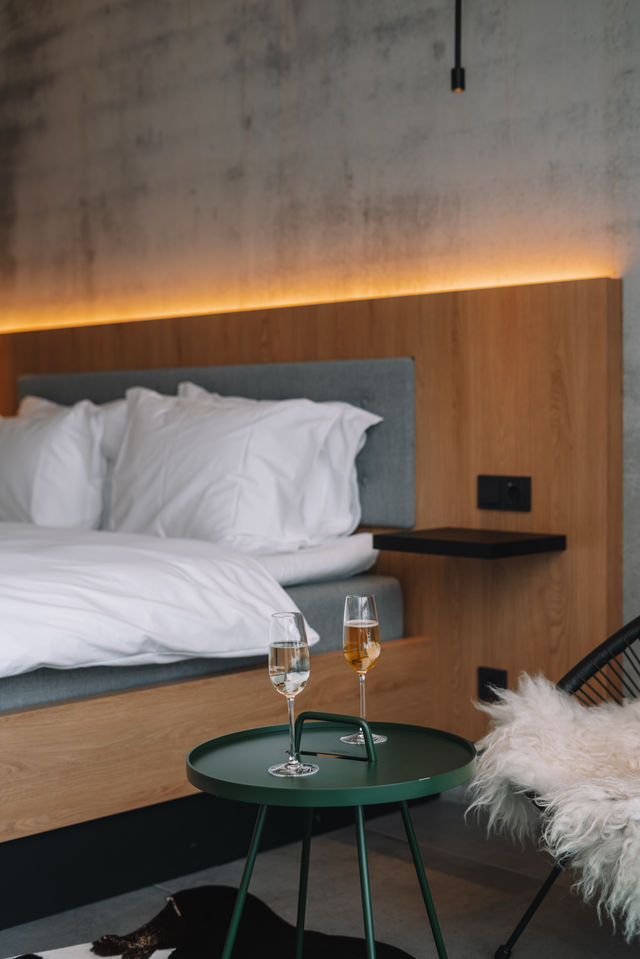 冰島黃金圈自駕，在熔岩荒野泡溫泉看極光