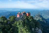 天下第一仙山——武當山的俊美神奇 踏足「天下第一仙山」武當,才懂「道法自然」的深意。山間72峰朝