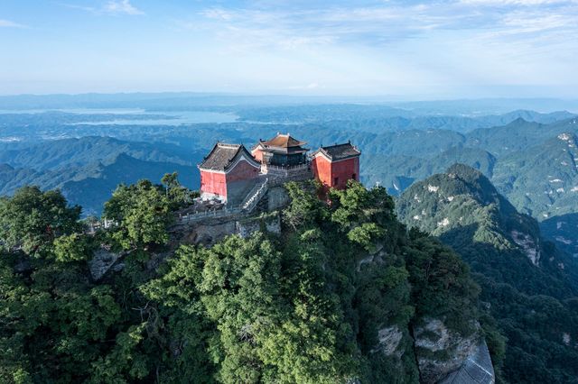 天下第一仙山——武當山的俊美神奇 踏足「天下第一仙山」武當,才懂「道法自然」的深意。山間72峰朝 天下第一仙山——武當山的俊美神奇 踏足「天下第一仙山」武當,才懂「道法自然」的深意。山間72峰朝