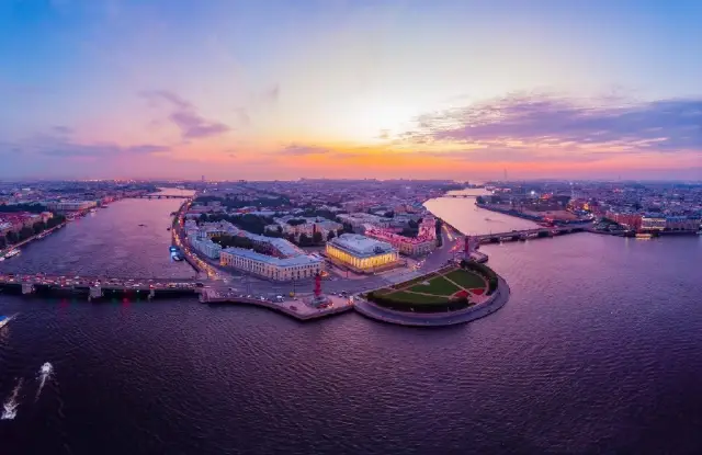 "The Emerald in the City": A Beautiful Photo Showcase of Vasilyevsky Island in Saint Petersburg