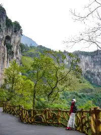 在成都周邊!!我很少用震撼來形容一個地方。。