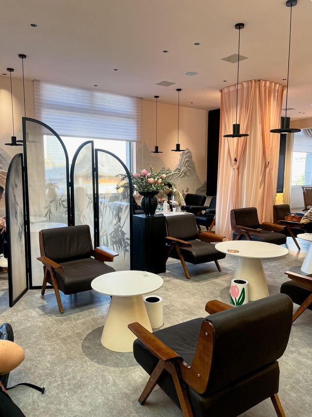 喧鬧小寨暗藏寧靜,在茶無心品淡雅時光 喧鬧小寨暗藏寧靜,在茶無心品淡雅時光