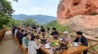 九竜潭元旦峡谷山歌パーティー、長テーブル宴火鍋で暖かい冬を迎える