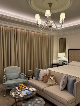 นี่คืออาคารเก่าแก่จากยุค 1950 แต่เมื่อมาถึงโรงแรมริทซ์-คาร์ลตันแล้ว รู้สึกราวกับว่าร่องรอยความเก่าแก่ทั้งหมดได้ถูกเปลี่ยนแปลงอย่างน่าอัศจรรย์ กลายเป็นสถานที่ที่เปล่งประกายและงดงาม