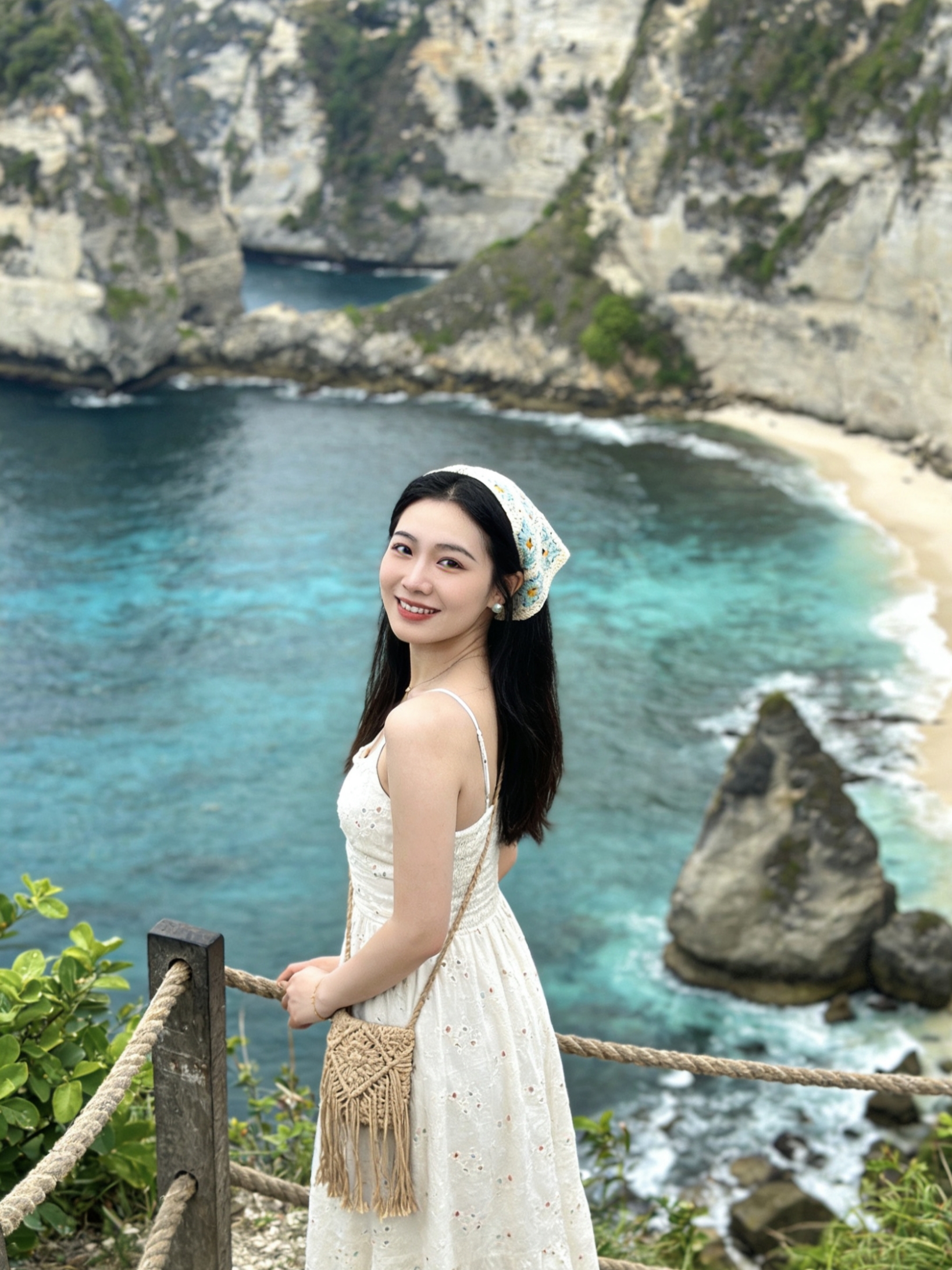 Bali di Bulan Maret | Akhir Musim Hujan + Surga di Luar Musim Puncak ✨ Panduan Nyata, Tanpa Iklan

Maret adalah musim emas di luar musim puncak di Bali, akhir musim hujan dan awal musim puncak! Suhu berkisar antara 27-31℃, dengan sebagian besar hujan singkat di sore hari. Setelah hujan, langit lebih biru, sawah lebih hijau, dan air terjun lebih spektakuler. Lebih sedikit keramaian, harga hotel/transportasi sewaan/spa jauh lebih murah, dan pengalaman berselancar/snorkeling/menyaksikan matahari terbenam sangat luar biasa!

🌤️ Cuaca & Pakaian di Bulan Maret (Wajib Dibaca)

· Cuaca: Lembap dan panas di siang hari, sedikit sejuk di pagi dan sore hari; hujan di sore hari berlangsung 1-2 jam, kemungkinan besar berawan/pelangi setelah hujan; sinar UV sangat kuat, gunakan perlindungan matahari maksimal.

· Pakaian: Terutama kemeja lengan pendek + celana pendek/rok panjang; Jaket tipis/pakaian pelindung matahari (untuk ruangan ber-AC/angin laut); sarung/celana panjang (penting untuk kuil, menutupi bahu dan lutut); sepatu anti selip + sandal jepit; jas hujan portabel lebih baik daripada payung.

· Perlengkapan penting: tabir surya SPF50+, topi matahari, kacamata hitam, casing ponsel tahan air, obat nyamuk, obat sakit perut.

✅ Tempat yang Wajib Dikunjungi di Bulan Maret (Diurutkan berdasarkan Pengalaman, Tanpa Kekecewaan)

1. Nusa Penida (Tebing Peri + Celah Peri) 🌊 Airnya lebih jernih dan ombaknya lebih tenang di bulan Maret, sempurna untuk snorkeling/lompat tebing; perjalanan sehari dengan mobil sewaan dan tiket perahu direkomendasikan, hindari terik matahari siang; Tebing Peri menawarkan pencahayaan latar yang menakjubkan untuk foto, tetapi berhati-hatilah dan jauhi tepi tebing. 2. Ubud (Teras Sawah + Makan Malam Bebek Kotor + SPA) 🌿 Teras Sawah Tegallalang rimbun dan hijau di bulan Maret, gratis untuk berfoto; Istana Ubud paling sepi pada pukul 6 pagi, dan air terjun bougainvillea sangat menakjubkan; hidangan yang wajib dicoba termasuk Makan Malam Bebek Kotor (cabang Lakaleke) dan babi panggang; harga SPA/yoga sangat terjangkau selama musim sepi.

3. Tebing Uluwatu + Tari Api Kecak 🔥 Matahari terbenam di tebing yang menakjubkan, saksikan tari api di malam hari; jaga ponsel/kacamata hitam Anda dari monyet; biaya masuk sekitar 37 yuan, biaya tari api terpisah.

4. Pura Tanah Lot 🌊 Dapat diakses saat air surut, pulau terpencil ini sangat menakjubkan saat air pasang; tempat foto matahari terbenam berada di pantai berbatu di sebelah kiri tempat parkir; biaya masuk sekitar 15 yuan. 5. Selancar Kuta/Seminyang + Matahari Terbenam di Pantai 🏄‍♀️ Bulan Maret menawarkan ombak yang ramah, sempurna untuk pemula; pelajaran selancar Kuta sangat terjangkau; klub pantai Seminyak kurang ramai, dan kursi santai/teh sore sangat nyaman.

6. Menonton Lumba-lumba di Lovina + Snorkeling di Utara 🐬 Berangkatlah ke laut pukul 5 pagi; tingkat penampakan lumba-lumba tinggi di bulan Maret; perairan jernih di utara, jarak pandang sangat baik untuk menyelam di bangkai kapal Tulamben.

❌ Menghindari Kesalahan Umum (Pelajaran yang Dipetik dari Kesulitan)

1. Penukaran Mata Uang & Pembayaran: USD tidak diterima; tukarkan dengan Rupiah Indonesia terlebih dahulu. Nilai tukar di bandara buruk; bandingkan nilai tukar di kota. Grab/Alipay diterima, tetapi uang tunai sangat penting (untuk pedagang kaki lima/kendaraan sewaan).

2. Transportasi: Menyewa mobil adalah pilihan paling nyaman untuk objek wisata di selatan (sekitar 300 RMB/hari). Gunakan Grab di kota. Kenakan helm saat menyewa skuter dan perhatikan kondisi jalan. Hindari taksi tanpa izin/tur harian murah (kebanyakan tur belanja).

3. Etika Kuil: Bahu dan lutut harus tertutup saat memasuki kuil; Sarung dapat disewa di pintu masuk (5-10 RMB). Jangan menginjak ambang pintu, menyentuh patung, atau membuat suara keras.

4. Nyepi (Hari Keheningan): Bulan Maret mungkin bertepatan dengan hari keheningan di seluruh pulau (tidak ada penerbangan/tidak ada mobil/tidak ada suara). Periksa tanggalnya terlebih dahulu untuk menghindari masalah. Ada parade Ogoh-Ogoh pada malam sebelumnya, yang sangat mengesankan. 5. Pembelian: Tanyakan harga sebelum membeli makanan laut atau perawatan spa; abaikan calo di pantai; pesan tiket perahu/aktivitas Nusa Penida Anda terlebih dahulu untuk pengalaman yang lebih baik.

🏨 Akomodasi & Makanan & Transportasi

· Akomodasi: Seminyak/Kuta di selatan (pantai/selancar); Ubud: Rice Paddy Villas (ketenangan/SPA); Menginap satu malam di Nusa Penida untuk menyaksikan matahari terbit; Penginapan di luar musim berkisar 200-500 RMB/malam, nilai yang sangat bagus.

· Makanan: Bebek Goreng Tepung, Babi Panggang, Sate, Nasi Goreng Indonesia, Pisang Goreng, Qingbuliang (sejenis makanan penutup herbal); Makanan jalanan di Pasar Ubud/Seminyak: 30+ RMB per orang, makan sepuasnya.

· Transportasi: Bandara Denpasar → Kota: Bus Bandara/Grab; Di dalam pulau: Mobil Pribadi/Grab/Motor; Nusa Penida: Perahu dari Sanur/Kuta (sekitar 1 jam)

💌 Renungan Pribadi

Bulan Maret di Bali benar-benar menakjubkan! Sawah terasering setelah hujan, pantai yang sepi, dan spa dengan harga diskon – 10 kali lebih baik daripada keramaian musim puncak! Kenakan gaun maxi/bikini berwarna cerah untuk foto-foto yang menakjubkan; hindari warna gelap dan berbaurlah dengan hijaunya pepohonan.

Terakhir, beberapa pengingat: bawalah sarung, tabir surya, jas hujan, dan uang tunai; periksa Hari Nyepi (Hari Perdamaian) terlebih dahulu; memesan mobil/hotel jauh-jauh hari lebih hemat biaya; Hormati adat istiadat setempat dan bepergianlah secara bertanggung jawab.
