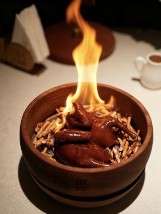 ร้านอาหารฟิวชั่นจิงเจียงบนที่สูง จัตุรัสประชาชน: สถานที่ยอดเยี่ยมสำหรับงานเลี้ยงและงานสังสรรค์