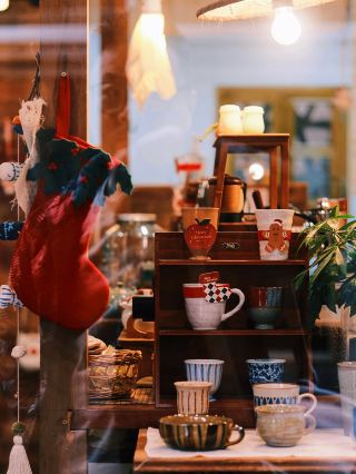 A nostalgic general store holds the passage of time, warm soft light, sketching a quiet and touching street scene