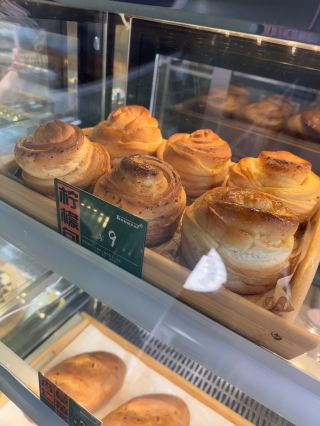 I heard it's made by a Russian auntie, and Yang Caomeixiong also tried it and raved about it. It's really quite good—the kind that's pure and fragrant. If he hadn't visited, I might not have come to try it. Ever since Harbin became popular, a lot of new shops have opened, but this one is definitely a bit different. It feels very solid—no overly flashy aromas, and it's not too sweet. It has a very simple, rustic feel, and it's just pure and fragrant. Even the pie isn't that super milky, intensely aromatic kind; it's very home-style, with a rich, mellow aftertaste. Anyway, you'll have to experience it for yourselves.