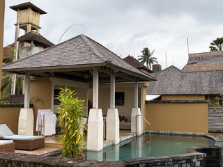 Vila dengan Kolam Renang Pribadi yang Indah dan Lokasi Strategis