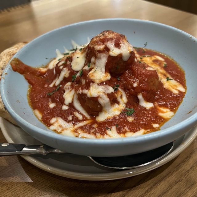 有炸豬皮的Pizza!
