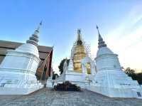 สักการะพระเจ้าเก้าตื้อ ณ วัดสวนดอก