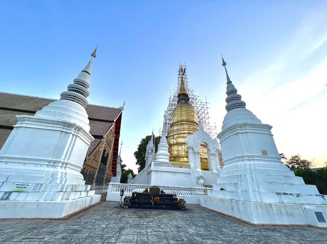 สักการะพระเจ้าเก้าตื้อ ณ วัดสวนดอก