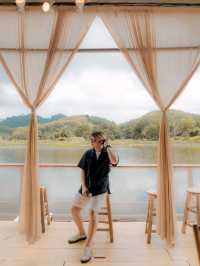 คาเฟ่สไตล์บาหลีตั้งอยู่กลางทะเลสาบล้อมไปด้วยขุนเขา