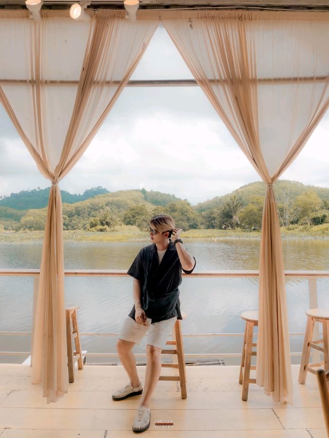 คาเฟ่สไตล์บาหลีตั้งอยู่กลางทะเลสาบล้อมไปด้วยขุนเขา
