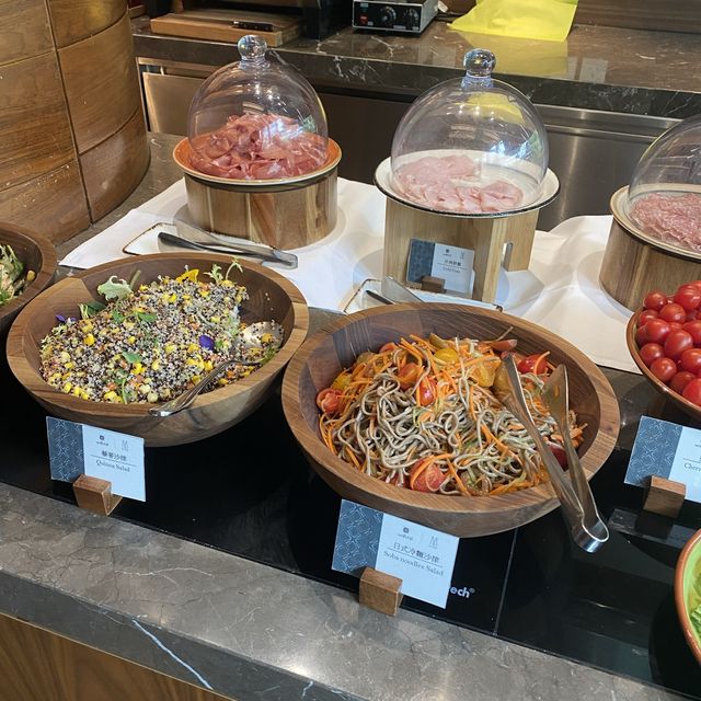 「東薈城酒店午餐：高質沙律，甜品出色」